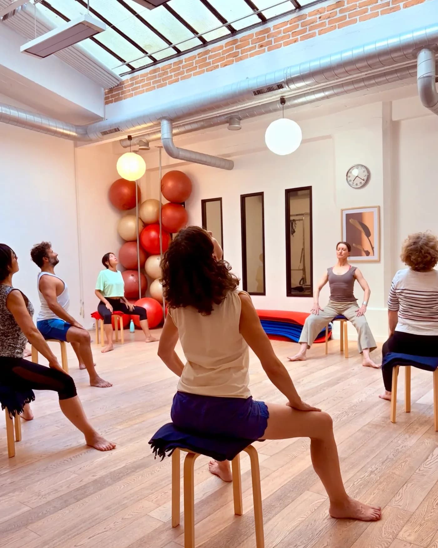 Cours de Gyrokinesis® en groupe sous la verrière du studio CHAPS, Paris 11e