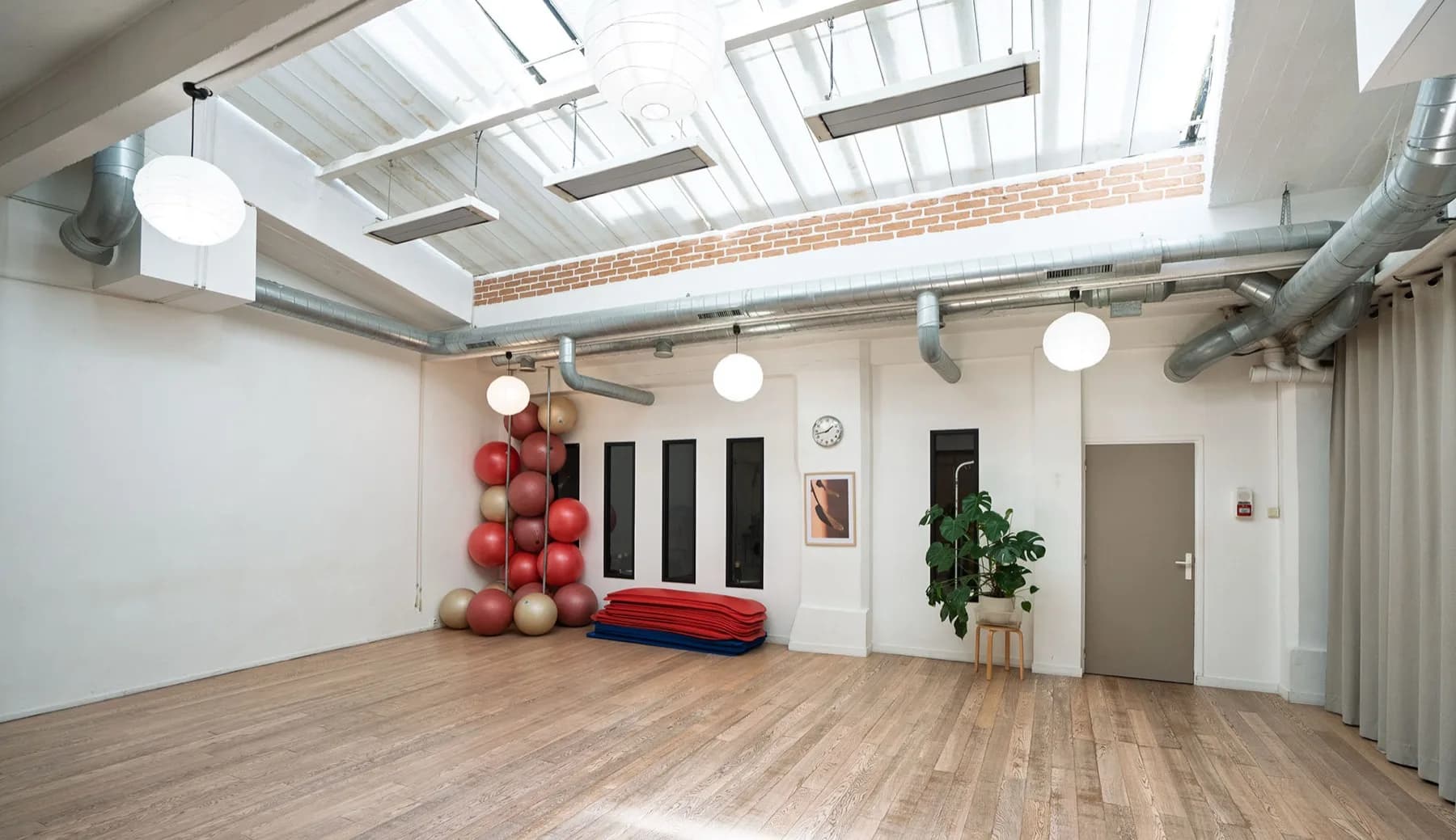 La grande salle et son parquet, studio CHAPS, Paris 11e